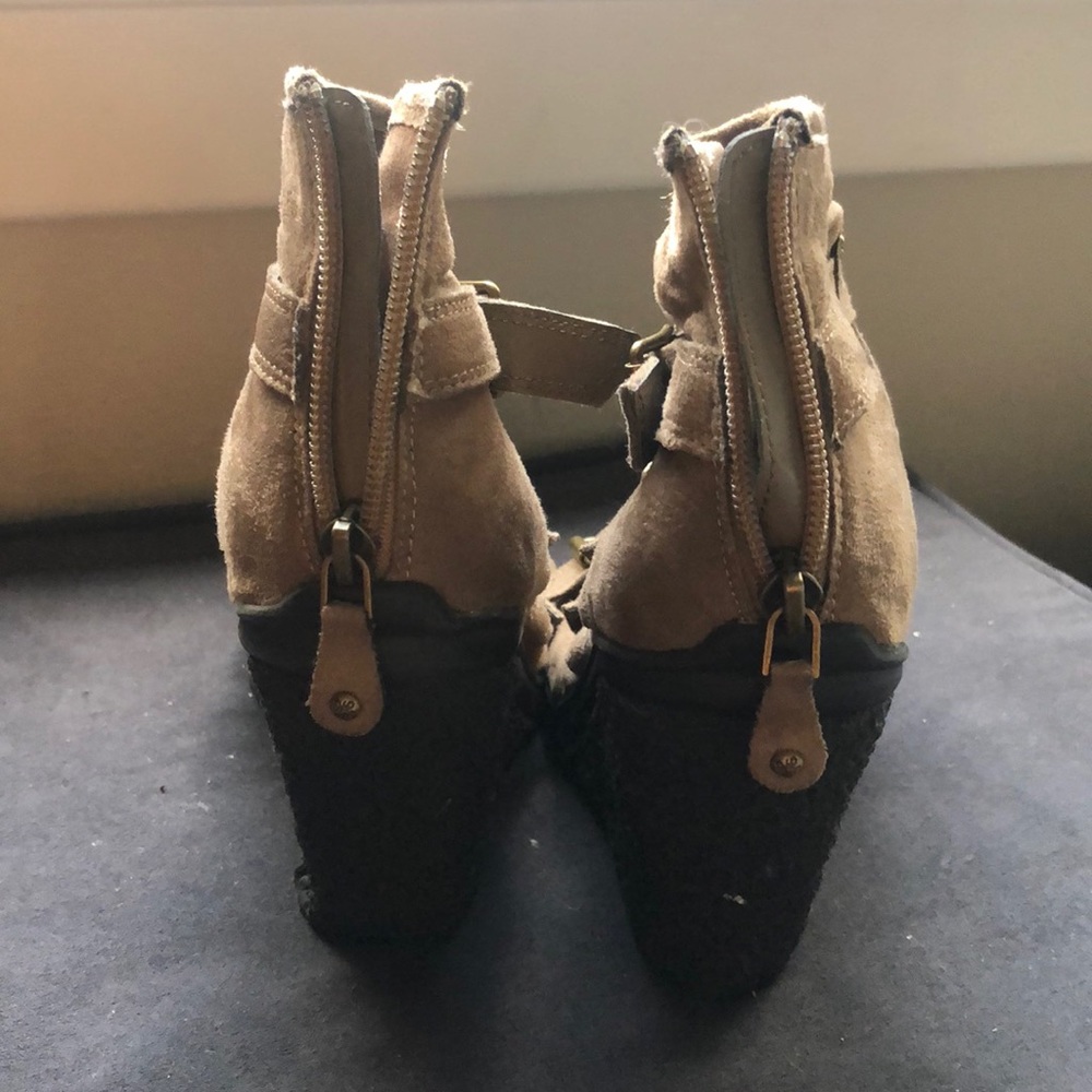 vera wang heels - Picture 5 of 5